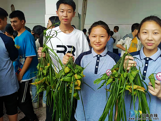 护国中学开展“我们的节日—端午”主题文化活动(图3) nEO_IMG_227482072aafa76183ec28b3325ebe6.jpg