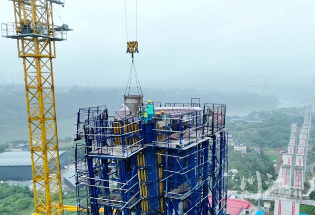 酒樽造型初显 | 隆黄铁路泸州沱江铁路特大桥双塔同步封顶(图2) 2.jpg