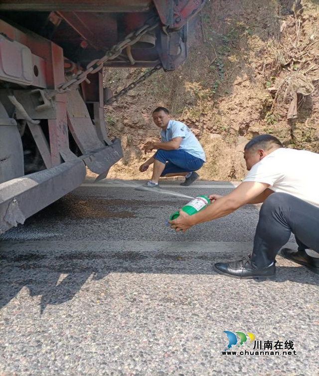 龙马潭：路遇火情，城管队员化身消防员