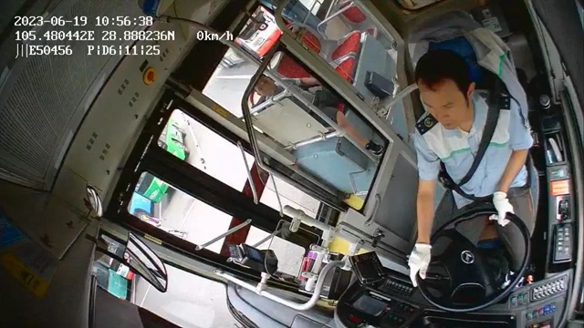 正能量 | 小孩、老人都独自乘车却不下车，泸州公交人怎么做的？