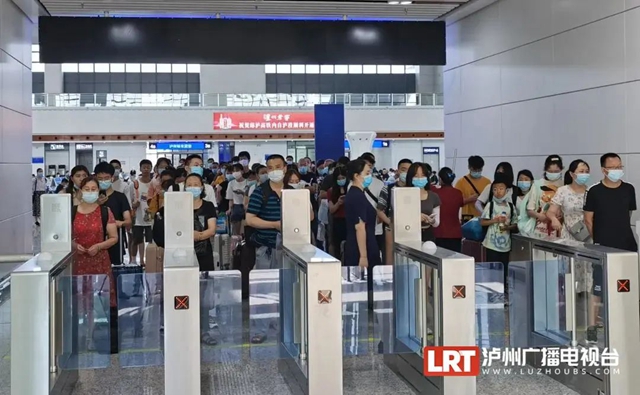 泸州高铁两岁了!一起见证它的成长(图5) 5.jpg