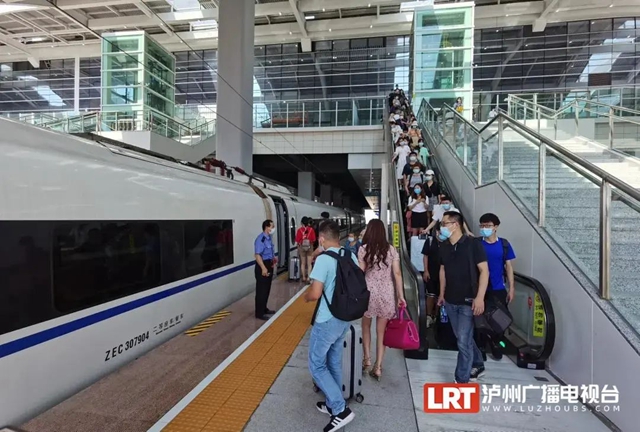 泸州高铁两岁了!一起见证它的成长(图6) 6.jpg