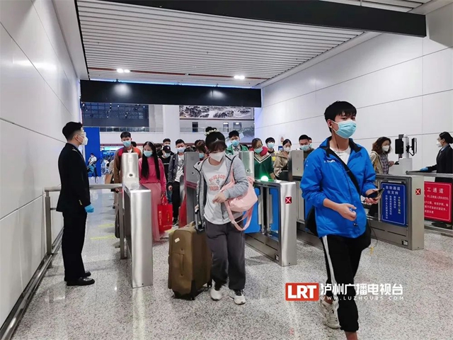 泸州高铁两岁了!一起见证它的成长(图9) 9.jpg