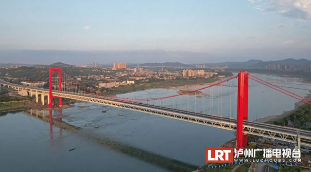 闹热!市民清晨“踩桥”,提前庆祝泸州长江二桥试通车(图1) 1.jpg