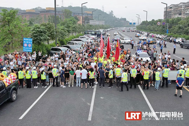 闹热!市民清晨“踩桥”,提前庆祝泸州长江二桥试通车(图2) 2.jpg