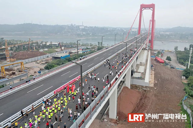闹热!市民清晨“踩桥”,提前庆祝泸州长江二桥试通车(图5) 5.jpg