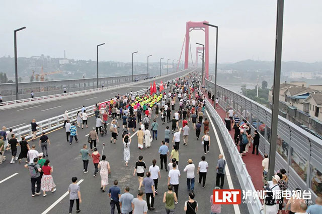 闹热!市民清晨“踩桥”,提前庆祝泸州长江二桥试通车(图7) 8.jpg