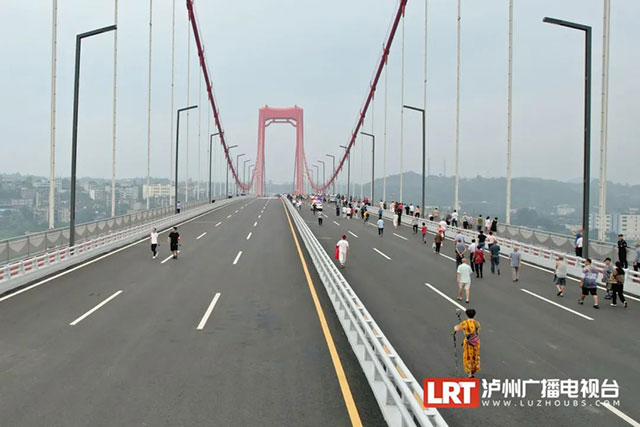 闹热!市民清晨“踩桥”,提前庆祝泸州长江二桥试通车(图6) 7.jpg