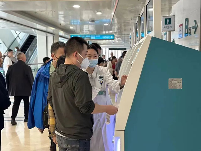 导医张露:用真诚的这把“金钥匙”为患者打开便捷舒适就医的通道(图2) 2.jpg