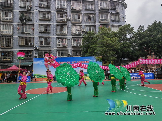 牛滩荷花龙表演（曾佐然摄）.jpg