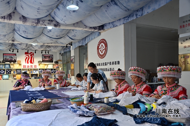 泸州:彝家大学生暑期山区当“师”传艺(图1) 1.jpg