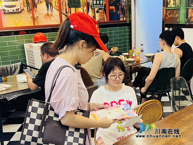 志愿者发放燃气安全知识宣传单.jpg