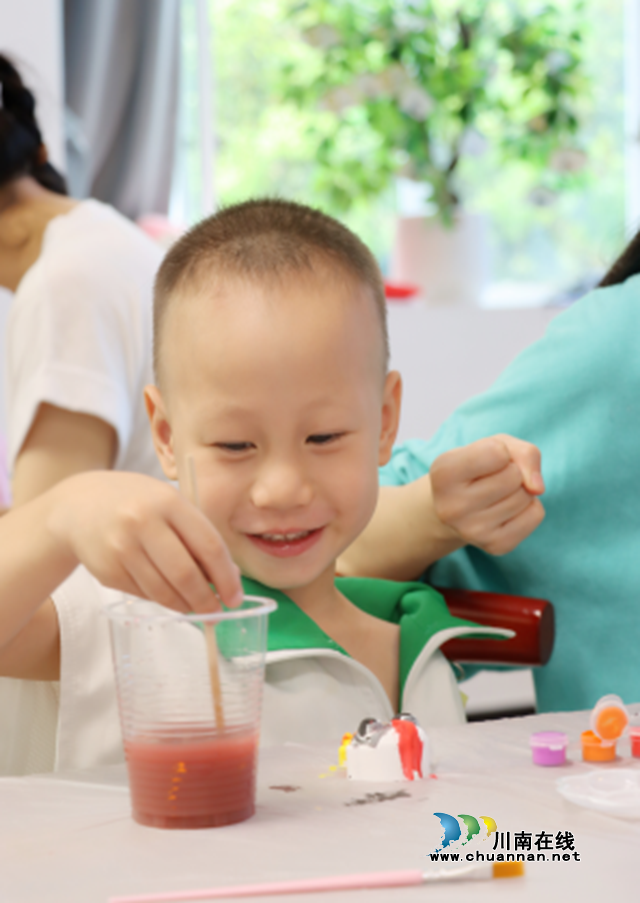 泸州:18名“石膏娃娃”酷暑摆摊,筹措资金帮扶卧病老人(图1) 1.png