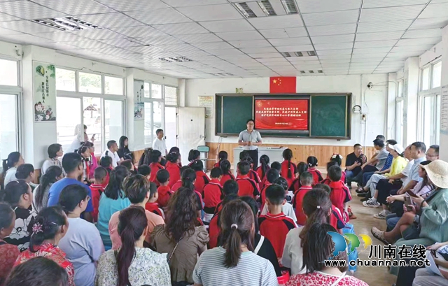 京蓉泸三地民建基层组织赴泸定联合开展爱心助学活动(图3) 为山区孩子授课.jpg