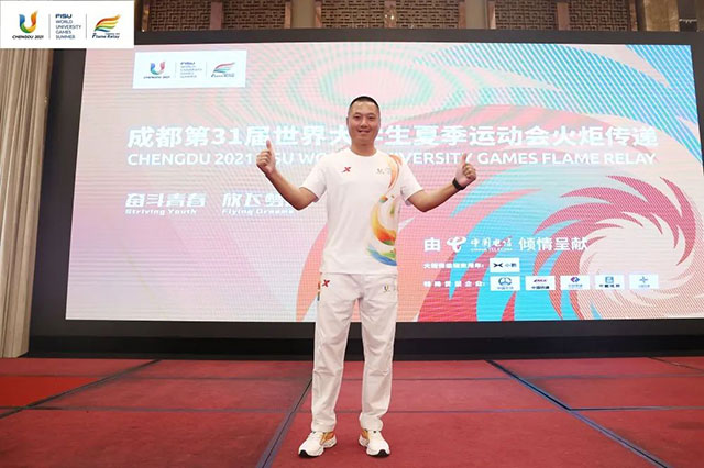 传递“蓉火”!龙马潭区教师担任火炬手(图7) 7.jpg