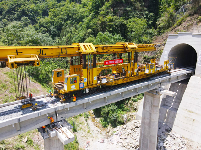 隆黄铁路叙毕段小里程端铺架工程正线轨道铺通(图2) 2.png