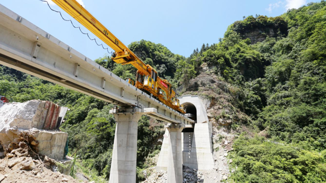 隆黄铁路叙毕段小里程端铺架工程正线轨道铺通(图4) 4.png