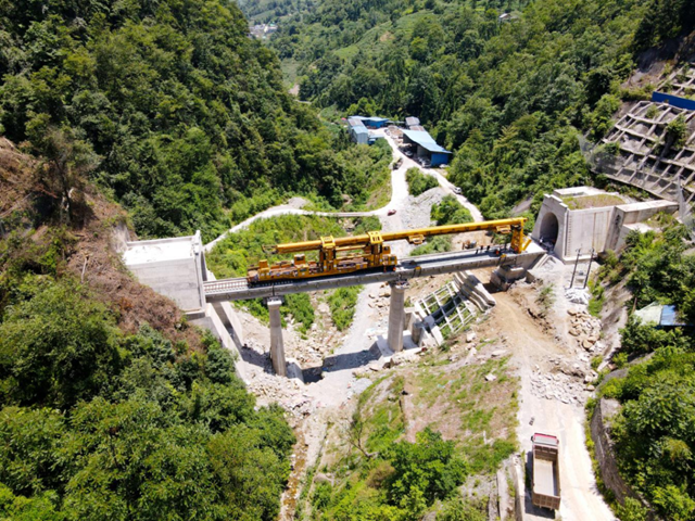 隆黄铁路叙毕段小里程端铺架工程正线轨道铺通(图3) 3.png