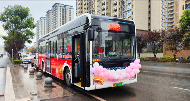 低碳更浪漫 泸州公交定制婚车开向幸福家园!(图1) 1.png