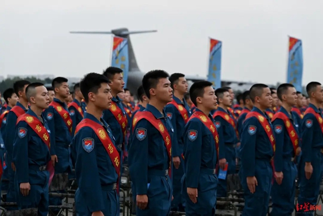 太酷啦!13名泸州学子乘坐运-20去空军航空大学报到(图1) 空军1.jpg