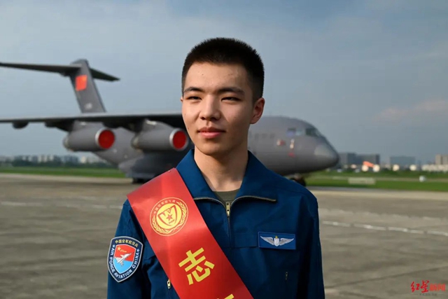 太酷啦!13名泸州学子乘坐运-20去空军航空大学报到(图4) 空军4.jpg