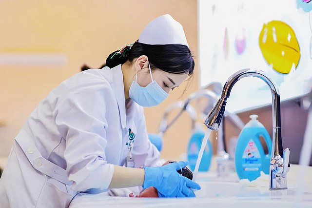 快看,西南医大附院的“多巴胺穿搭”(图2) nEO_IMG_2.jpg