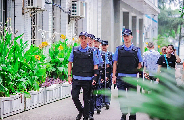 快看,西南医大附院的“多巴胺穿搭”(图5) nEO_IMG_5.jpg