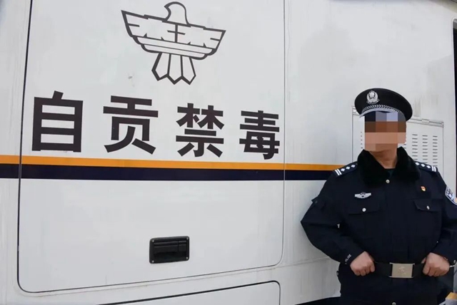 自贡缉毒民警退休当天,妻子一条朋友圈让人“破防”(图2) 640 (6).jpg