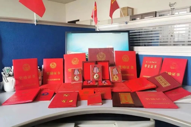 自贡缉毒民警退休当天,妻子一条朋友圈让人“破防”(图5) 640 (8).jpg