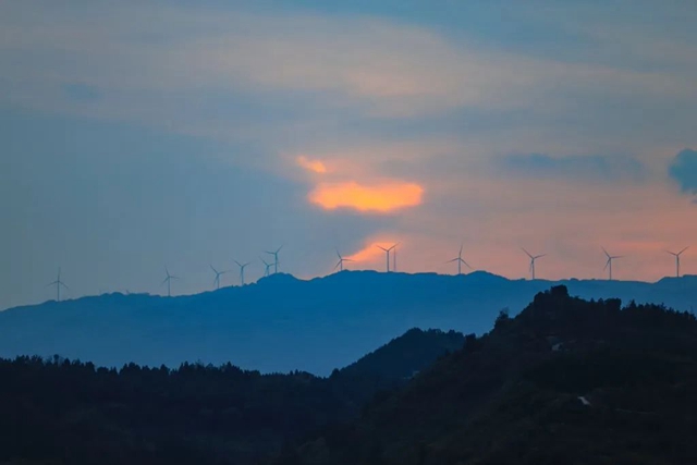 古蔺山巅“大风车”:清洁能源 迎峰度夏(图4) 4.jpg