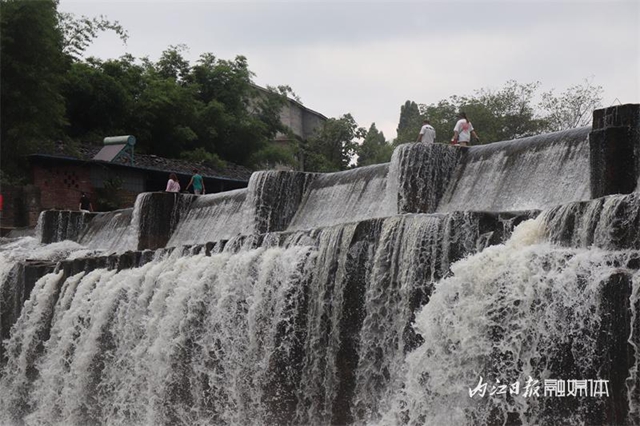 壮观!内江城郊这个瀑布迎来最佳观赏期(图2) 2.jpg