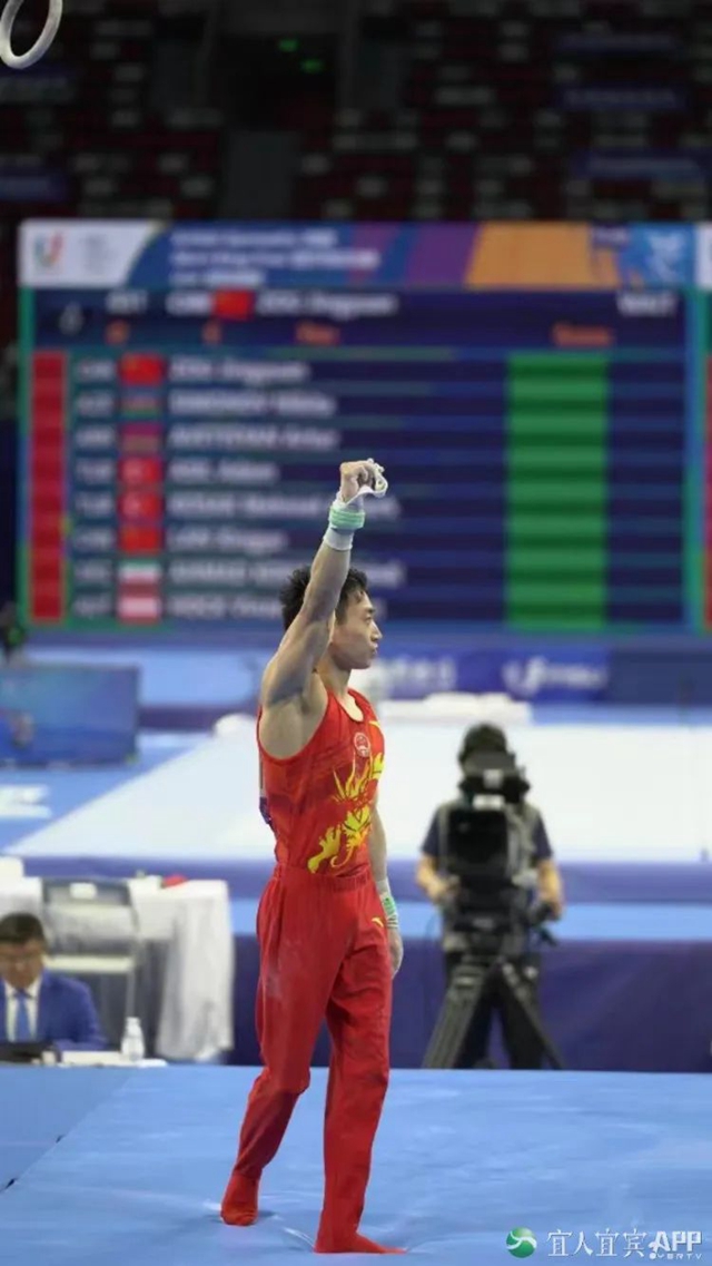 邹敬园双杠封王!颁奖仪式特别安排,这一幕太暖心!(图4) 4.jpg