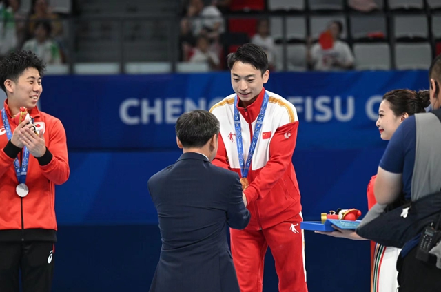 邹敬园双杠封王!颁奖仪式特别安排,这一幕太暖心!(图8) 8.jpg