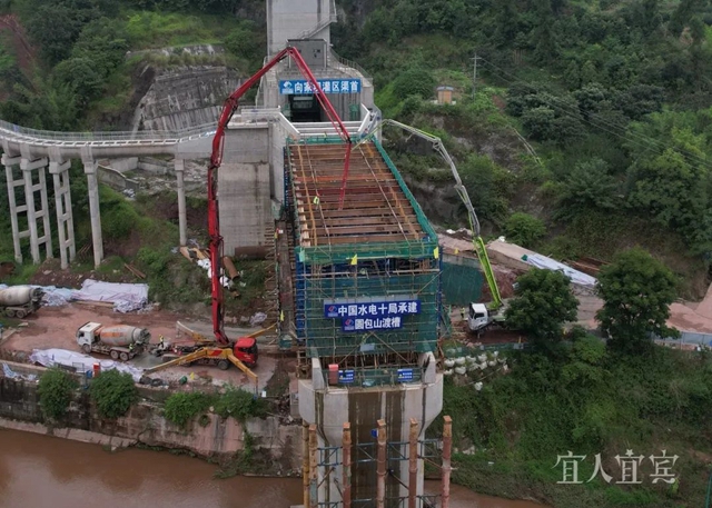 向家坝灌区：圆包山渡槽第一跨槽身浇筑完成