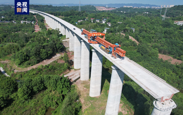 为全线通车奠定坚实基础，渝昆高铁川渝段最长桥梁连续梁顺利合龙