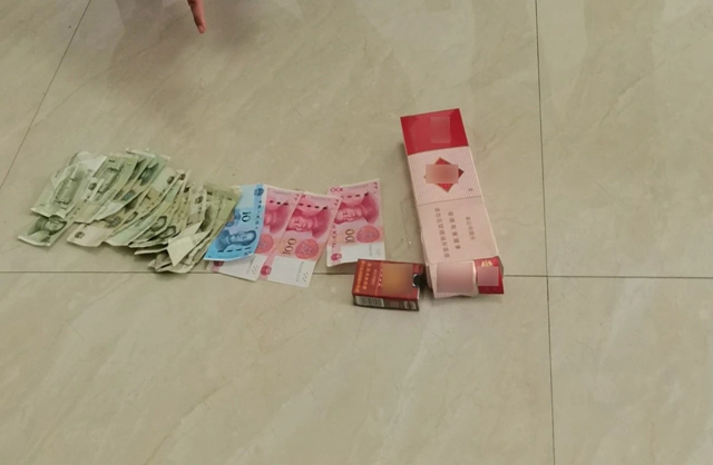 深夜赤身上演“开盲盒”，非常可“铐”！