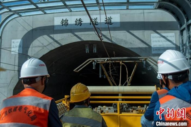 最新进展!成宜高铁接触网工程冷滑试验正式启幕(图3) 启幕3.jpg