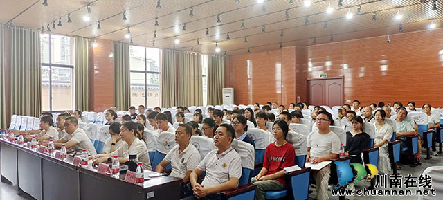 放飞梦想·托起泸州希望的明天┃泸州市2023年慈善帮困公益活动助学金发放仪式举行(图4) 381d04dacdea787b68b38939c12ad6d.jpg