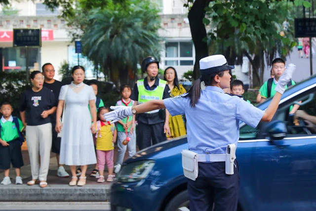 泸州护航“开学季” 正在“警”行时(图1) 1.jpg