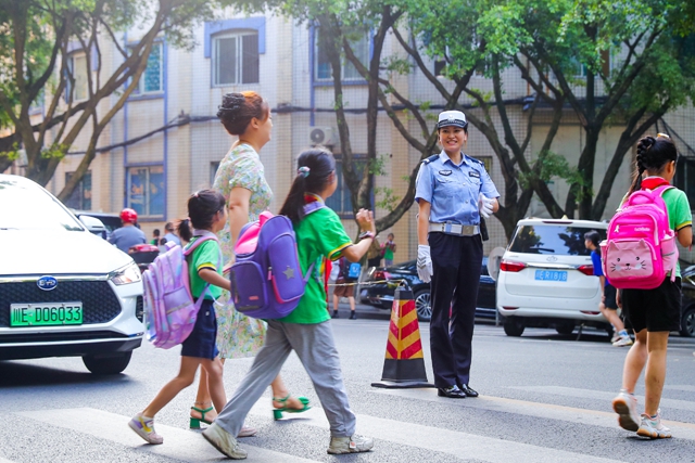 泸州护航“开学季” 正在“警”行时(图5) 5.jpg