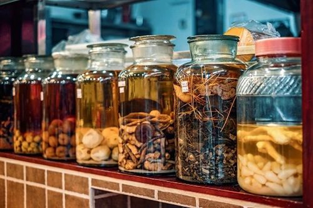 【围观】男子自制药酒，险些把自己送走