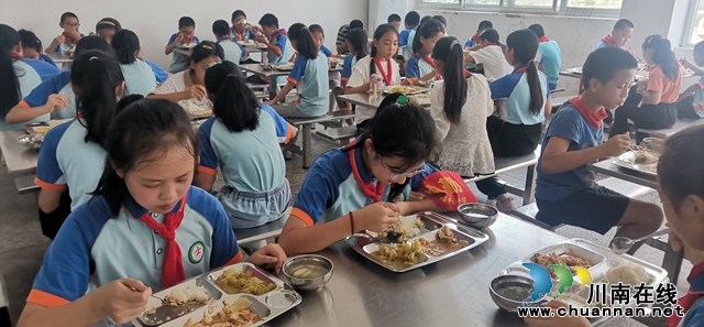 纳溪区天仙镇中心学开展“珍惜粮食 我要光盘”主题教育活动