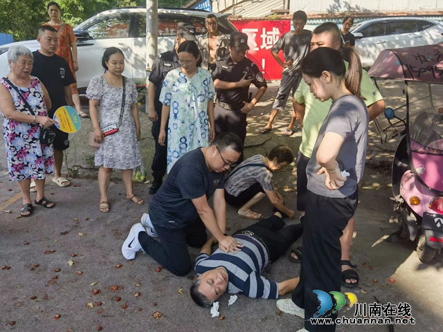龙马潭：老人路边摔伤，社区工作者接力按压千次救人命