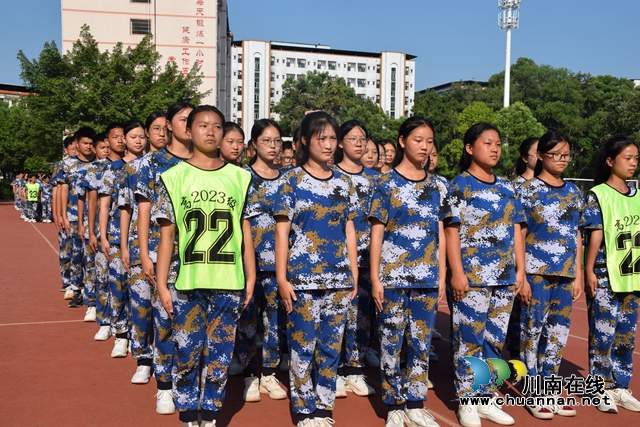 厉兵秣马点兵日，不负韶华砺锋芒|泸县一中举行2023级新生入学系列教育暨军训闭营仪式