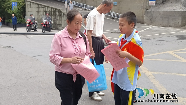 叙永县东大街小学师生志愿者开展街头创文宣传活动