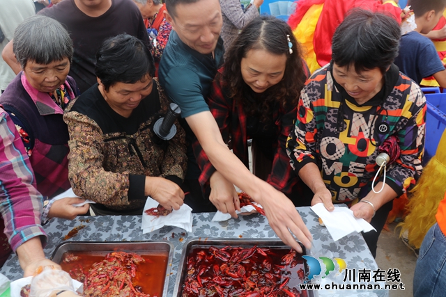品尝小龙虾（刘梦洁摄）.JPG