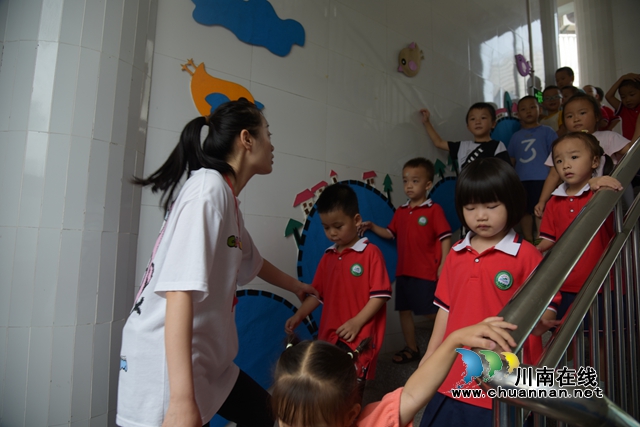 叙永县叙永镇东城幼儿园开展防踩踏安全演练暨防踩踏安全主题教育