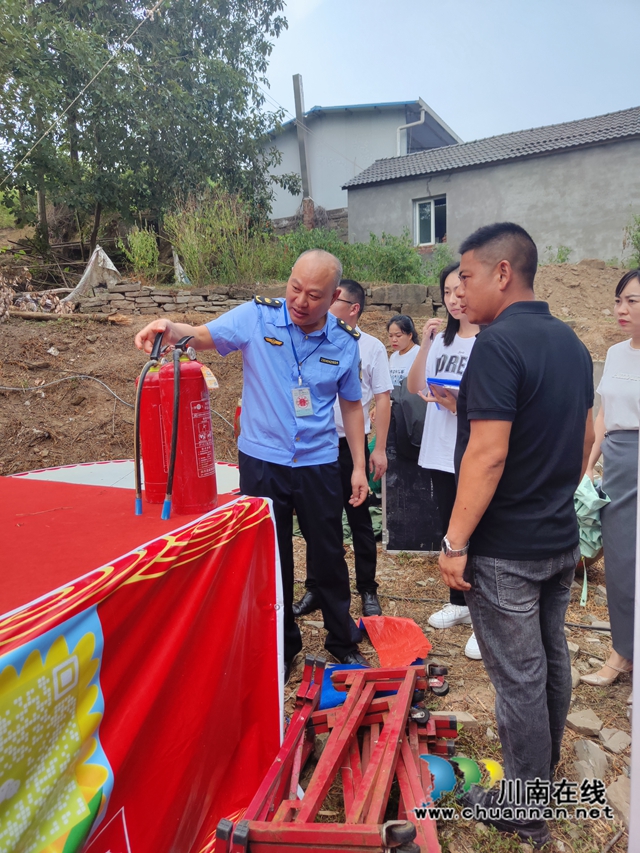泸县文广旅局、县文化市场综合执法大队联合云龙镇开展农村营业性演出市场节前安全检查行动