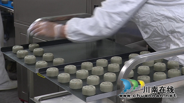 乡城密奇奇食品有限公司的工人正在生产月饼 (2).jpg