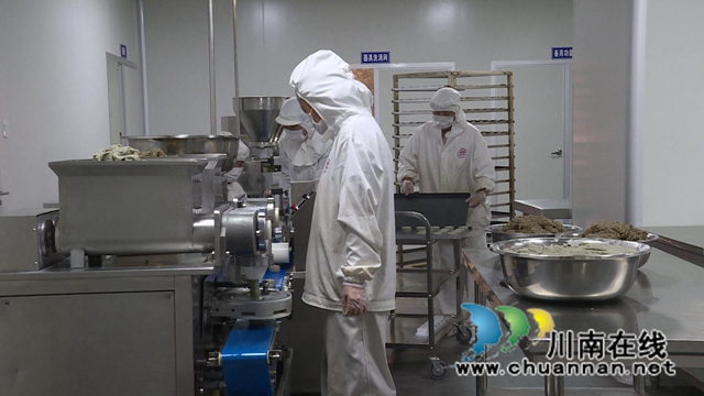 乡城密奇奇食品有限公司的工人正在生产月饼.jpg